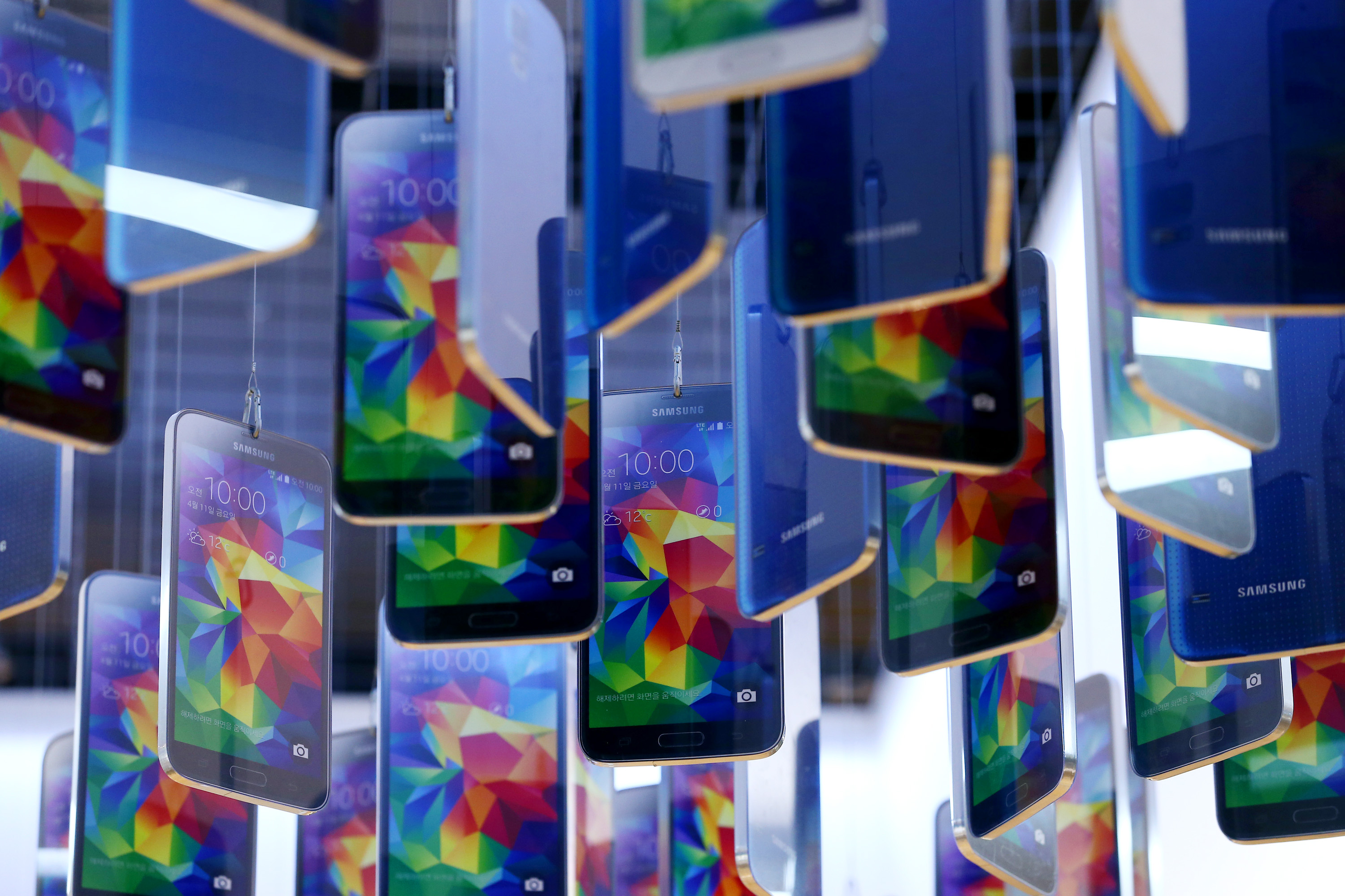 Samsung Sees Phone Rebound After Earnings Miss Estimates