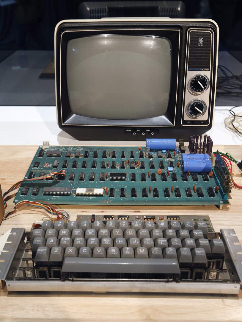 Unknowing Woman Gives Away $200k Apple 1 Computer, Offered Half the Value in Return
