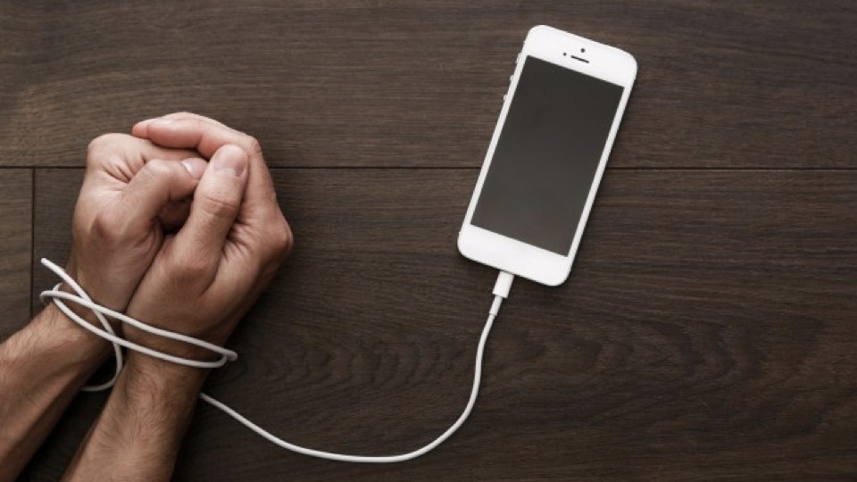 Apple Shareholders Urge Tech Giant To Address Phone Addiction Problem