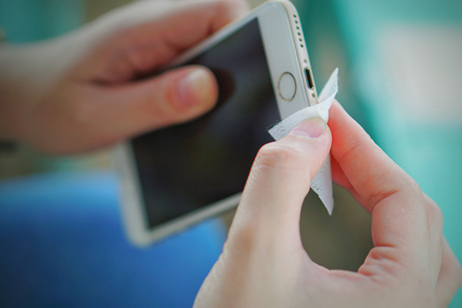 Apple Says You Can Now Clean Your iPhone And iPad With Disinfectant Wipes