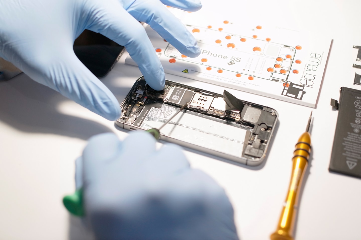 The Sales Of Fake Phone Parts Is Booming In Lagos; See How To Avoid It Here