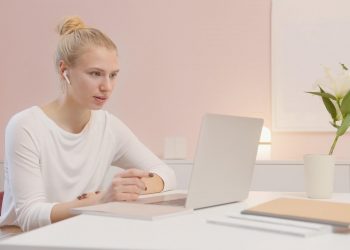 How To Effectively Use AI Writing Assistants For Customer Service