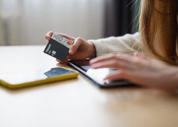 Russian Bank Cards Barred From Apple Pay, Google Pay Platforms
