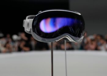 Apple Vision Pro vs. Oculus: A Head-to-Head Comparison Of AR Headsets