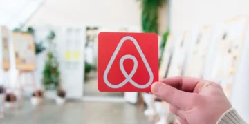 Airbnb Beats on Earnings, Warns of Challenges Ahead
