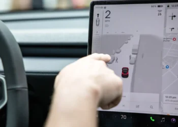Tesla’s Apple CarPlay Support Delayed Over iOS 26 Issues