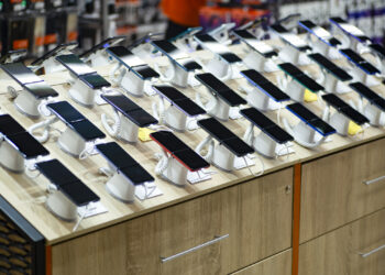 India Smartphone Shipments Fall 26% as Samsung Retakes Lead